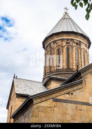 Kuppel der Kathedrale der Dormition von Sioni in der alten Stadt Tiflis an bewölktem Sommertag, Georgien Stockfoto