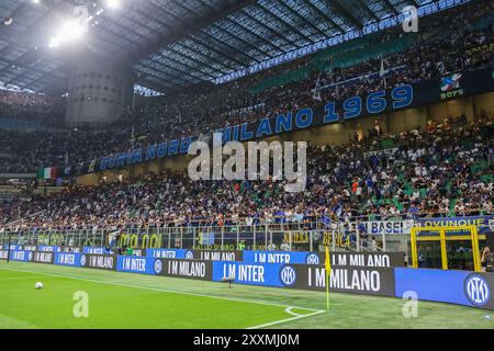 Fans des FC Internazionale, die während des Fußballspiels der Serie A 2024/25 zwischen dem FC Internazionale und US Lecce im Giuseppe Meazza Stadium zu sehen waren. Endpunktzahl: Internazionale 2:0 US Lecce Stockfoto
