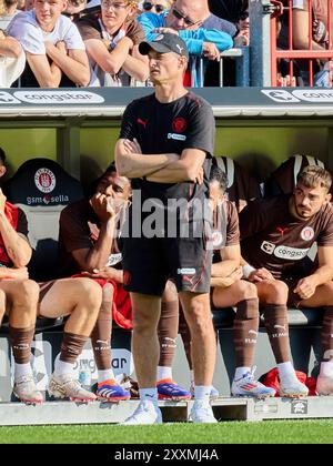 Hamburg, Deutschland. August 2024. Alexander Blessin (FC St. Pauli) Cheftrainer, Cheftrainer GER, FC St. Pauli vs. FC Heidenheim, 1. Bundesliga, 1. Spieltag, Fussball, Spielzeit 2024/2025, 25.08.2024 Foto: Eibner-Pressefoto/ Stephanie Zerbe DFB/DFL-VORSCHRIFTEN VERBIETEN JEDE VERWENDUNG VON FOTOGRAFIEN ALS BILDSEQUENZEN UND/ODER QUASI-VIDEO/dpa/Alamy Live News Stockfoto