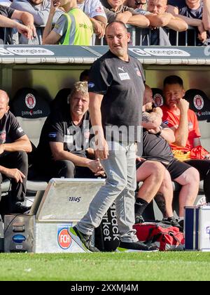 Hamburg, Deutschland. August 2024. Frank Schmidt (FC Heidenheim, Cheftrainer) GER, FC St. Pauli vs. FC Heidenheim, 1. Bundesliga, 1. Spieltag, Fussball, Spielzeit 2024/2025, 25.08.2024 Foto: Eibner-Pressefoto/ Stephanie Zerbe DFB/DFL-VORSCHRIFTEN VERBIETEN JEDE VERWENDUNG VON FOTOGRAFIEN ALS BILDSEQUENZEN UND/ODER QUASI-VIDEO/dpa/Alamy Live News Stockfoto