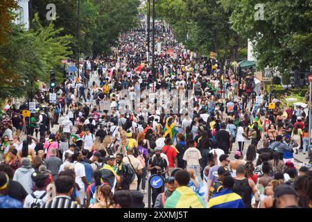 London, England, Großbritannien. August 2024. Am ersten Tag des Notting Hill Karnevals in diesem Jahr packen Tausende von Menschen die Straßen. (Kreditbild: © Vuk Valcic/ZUMA Press Wire) NUR REDAKTIONELLE VERWENDUNG! Nicht für kommerzielle ZWECKE! Quelle: ZUMA Press, Inc./Alamy Live News Stockfoto