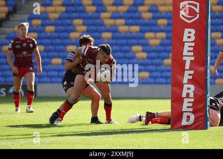 London, Großbritannien. August 2024. Aaron Pene von Leigh Leopards erzielt beim Super League-Spiel zwischen London Broncos und Leigh Leopards im Cherry Red Records Stadium, Plough Lane, London, England am 25. August 2024 einen Versuch, das Ergebnis 12-30 zu erreichen. Foto von Ken Sparks. Nur redaktionelle Verwendung, Lizenz für kommerzielle Nutzung erforderlich. Keine Verwendung bei Wetten, Spielen oder Publikationen eines einzelnen Clubs/einer Liga/eines Spielers. Quelle: UK Sports Pics Ltd/Alamy Live News Stockfoto