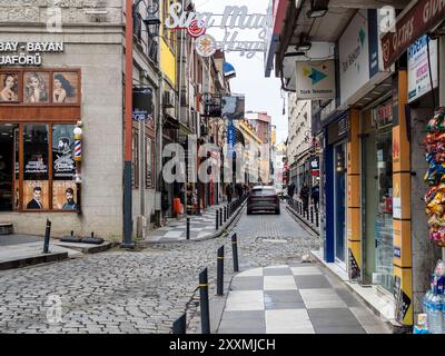 Trabzon, Türkei - 3. Mai 2024: Straße mit Geschäften im Zentrum von Trabzon, Türkei an bewölktem Sommertag Stockfoto
