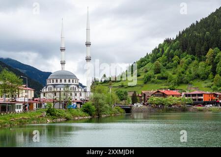 Uzungol, Türkei - 4. Mai 2024: Blick auf das Dorf Uzungol an der Küste des Usungol-Sees in grün bewachsenen Bergen im Bezirk Caykara der Provinz Trabzon, Stockfoto
