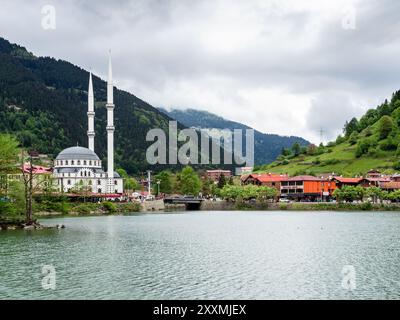 Uzungol, Türkei - 4. Mai 2024: Uzungol Dorf an der Küste des Usungol Sees in grün bewachsenen Bergen im Bezirk Caykara der Provinz Trabzon, Türkei o Stockfoto