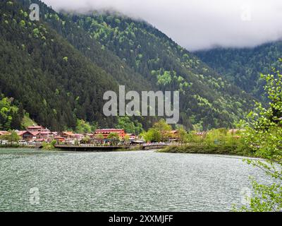 Uzungol, Türkei - 4. Mai 2024: Hotels im Dorf Uzungol an der Küste des Usungol-Sees in grün bewachsenen Bergen im Bezirk Caykara der Provinz Trabzon Stockfoto