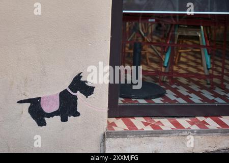 Gemälde eines schwarzen Scottie Hundes an der Wand des Café Tabac/Cafe Genovese in der Rue Ravignan in Montmartre in Paris Stockfoto