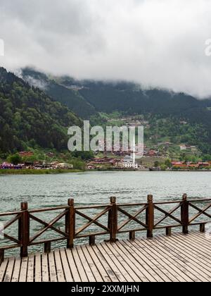 Uzungol, Türkei - 4. Mai 2024: Blick auf das Dorf Uzungol vom Pier am Usungol See in grünen bewachsenen Bergen im Bezirk Caykara der Provinz Trabzon, Stockfoto