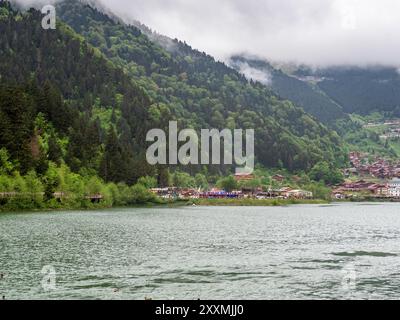 Uzungol, Türkei - 4. Mai 2024: Appartementhäuser im Dorf Uzungol am Ufer des Usungol-Sees in grün bewachsenen Bergen im Bezirk Caykara von Trabzo Stockfoto