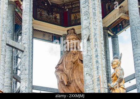 Statue von Guan Yin, Göttin der Barmherzigkeit auf der Spitze des buddhistischen Tempels Kek Lok Si in Penang, Malaysia Stockfoto