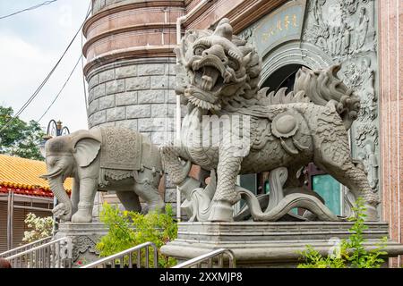 Dekorative Skulpturen eines Elefanten und Drachen im chinesischen Stil im Kek Loki Si Tempel in Penang, Malaysia Stockfoto