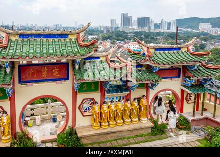 Blick von der zweiten Ebene der Amitabha Buddha-Pagode am Tek Lok Si Buddhistischen Tempel in Penang, Malaysai, mit raffiniertem Eingang zum Pagode-Garten Stockfoto