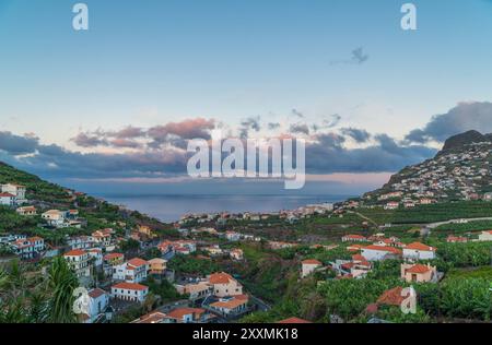 Blick auf den Hafen von Camara de Lobos vom Quinta da Saraiva Hotel, Madeira Portugal. Juni 2024 Stockfoto