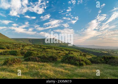 Twmpa an einem wunderschönen Sommerabend vom Hay Bluff Parkplatz aus gesehen. Heu auf Wye Powys, Wales, Großbritannien. Juli 2024 Stockfoto