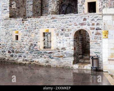 Sumela, Türkei - 5. Mai 2024: Steinmauer im Kloster Sumela. Das Sumela-Kloster ist ein griechisch-orthodoxes Kloster in Karadag im Pontischen Gebirge in Macka Stockfoto