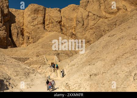 Luxor, Ägypten; 16. Januar 2024: Besucher steigen in die geheimnisvollen Tiefen des Luxor's Valley of the Kings hinab und erkunden die antiken Gräber des Pharao Stockfoto