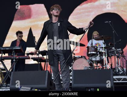 Southsea, Hampshire, Großbritannien. August 2024. Yard Act bringen ihren nördlichen Charme an die Südküste beim siegreichen Festival in Southsea, am Sonntag, den 25. August Credit: Graham Tarrant/Alamy Live News Credit: Graham Tarrant/Alamy Live News Stockfoto