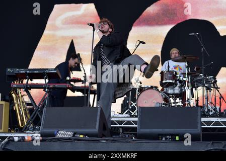 Southsea, Hampshire, Großbritannien. August 2024. Yard Act bringen ihren nördlichen Charme an die Südküste beim siegreichen Festival in Southsea, am Sonntag, den 25. August Credit: Graham Tarrant/Alamy Live News Credit: Graham Tarrant/Alamy Live News Stockfoto