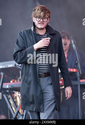 Southsea, Hampshire, Großbritannien. August 2024. Yard Act bringen ihren nördlichen Charme an die Südküste beim siegreichen Festival in Southsea, am Sonntag, den 25. August Credit: Graham Tarrant/Alamy Live News Credit: Graham Tarrant/Alamy Live News Stockfoto