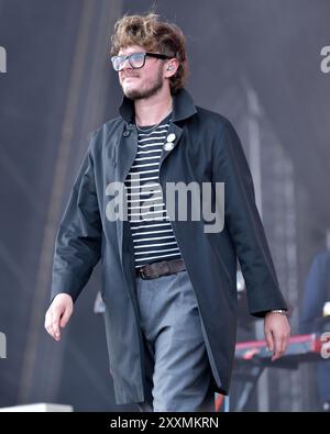 Southsea, Hampshire, Großbritannien. August 2024. Yard Act bringen ihren nördlichen Charme an die Südküste beim siegreichen Festival in Southsea, am Sonntag, den 25. August Credit: Graham Tarrant/Alamy Live News Credit: Graham Tarrant/Alamy Live News Stockfoto