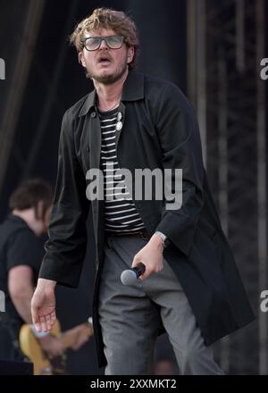 Southsea, Hampshire, Großbritannien. August 2024. Yard Act bringen ihren nördlichen Charme an die Südküste beim siegreichen Festival in Southsea, am Sonntag, den 25. August Credit: Graham Tarrant/Alamy Live News Credit: Graham Tarrant/Alamy Live News Stockfoto