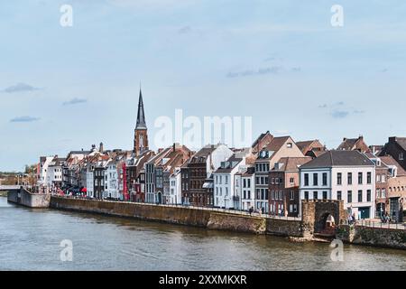 Maastricht, Niederlande - 13. April 2024: Gebäude im Wyck-Ceramique-Viertel entlang des Maas-Flusses Stockfoto