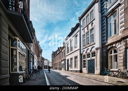 Maastricht, Niederlande - 13. April 2024: Fußgängerzone mit Kopfsteinpflaster im Zentrum der niederländischen Stadt Maastricht Stockfoto