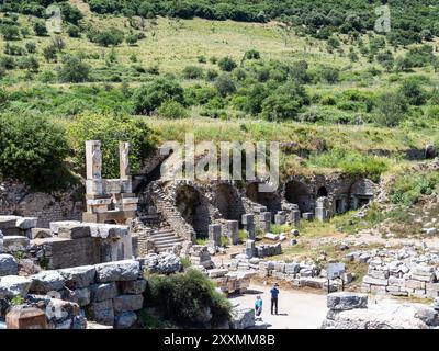 Selcuk, Türkei - 12. Mai 2024: Blick auf den Domitian-Platz im antiken Griechenland Stadt Ephesus am sonnigen Frühlingstag. Ephesus steht auf der Liste des UNESCO-Weltkulturerbes Stockfoto