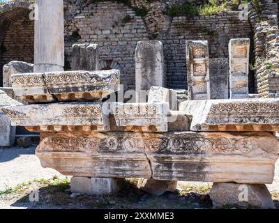 Selcuk, Türkei - 12. Mai 2024: Ruinen des Tempels des Domitian im antiken Griechenland Stadt Ephesus am sonnigen Frühlingstag. Ephesus steht auf der Liste der UNESCO-Weltkulturerbe Stockfoto
