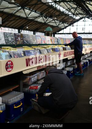 Kunden stöbern bei Kellys Records, Cardiff Central Market, Cardiff, Wales, Großbritannien Stockfoto