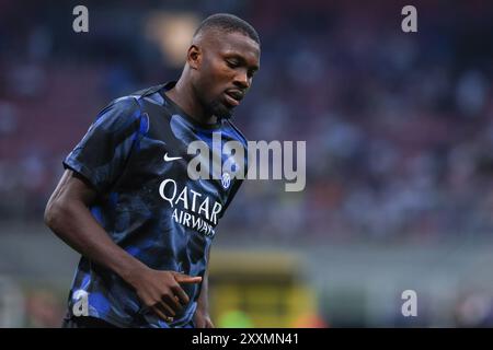 Mailand, Italien. August 2024. Marcus Thuram vom FC Internazionale wärmt sich während des Fußballspiels der Serie A 2024/25 zwischen dem FC Internazionale und US Lecce im Giuseppe Meazza Stadium auf. Endpunktzahl; Internazionale 2:0 US Lecce (Foto: Fabrizio Carabelli/SOPA Images/SIPA USA) Credit: SIPA USA/Alamy Live News Stockfoto