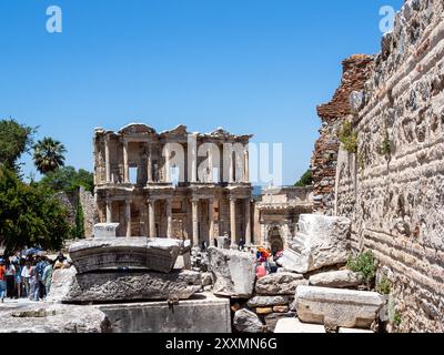 Selcuk, Türkei - 12. Mai 2024: Ruinen und alte römische Bibliothek des Celsus in Ephesus Stadt am sonnigen Frühlingstag. Ephesus steht auf der Liste der UNESCO-Wo Stockfoto