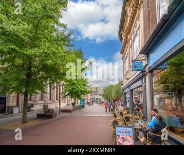 Geschäfte und Cafés an der High Street im Stadtzentrum von Leicester, Leicestershire, England, Großbritannien Stockfoto