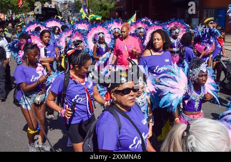 London, Großbritannien. August 2024. Die Teilnehmer der Parade tragen am ersten Tag des Notting Hill Karnevals farbenfrohe Kostüme. Quelle: Vuk Valcic/Alamy Live News Stockfoto