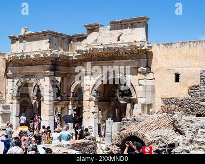 Selcuk, Türkei - 12. Mai 2024: Besucher in der Nähe des Augustustors der antiken römischen Celsus-Bibliothek in der Stadt Ephesus am sonnigen Frühlingstag. Ephesus Stockfoto