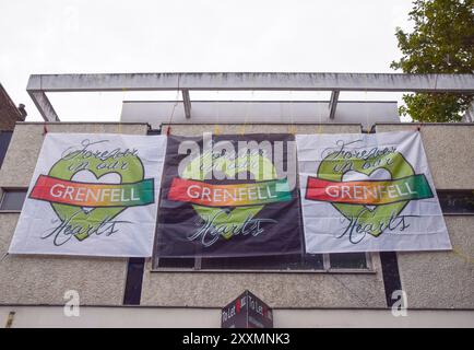 London, Großbritannien. August 2024. Ein Grenfell-Tribut am ersten Tag des Notting Hill Carnival. Quelle: Vuk Valcic/Alamy Live News Stockfoto