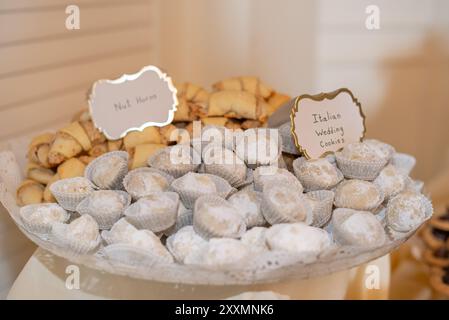 Italienische Hochzeitskekse und Nusshörner auf einem durchsichtigen Tablett in der Dessertbar Stockfoto