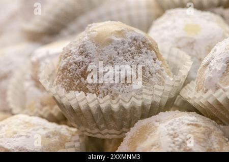 Italienische Hochzeitskekse in weißen Keksbechern Stockfoto