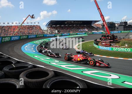 Zandvoort, Pays Bas. August 2024. Start des Rennens, Abfahrt, 55 SAINZ Carlos (Spa), Scuderia Ferrari SF-24, Action 27 HULKENBERG Nico (ger), Haas F1 Team VF-24 Ferrari, Action während des Formel 1 Heineken Dutch Grand Prix 2024, 15. Runde der Formel 1 Weltmeisterschaft 2024 vom 23. Bis 25. August 2024 auf dem Circuit Zandvoort, in Zandvoort, Niederlande - Foto Xavi Bonilla/DPPI Live Media Stockfoto