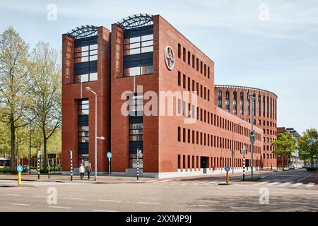Maastricht, Niederlande - 13. April 2024: La Forteza Wohnungs- und Bürogebäude hg von Bayer Medical Care mit gemauerter Ziegelfassade von Mario Botta Stockfoto