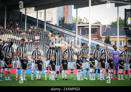 Charleroi, Belgien. August 2024. Charlerois Spieler werden am Sonntag, den 25. August 2024, in Charleroi, am 5. Tag der Saison 2024-2025 der ersten Liga der „Jupiler Pro League“ in der belgischen Meisterschaft zu Beginn eines Fußballspiels zwischen dem Sporting Charleroi und KV Kortrijk in Charleroi dargestellt. BELGA PHOTO VIRGINIE LEFOUR Credit: Belga News Agency/Alamy Live News Stockfoto