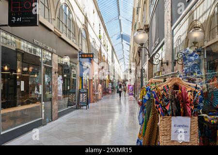 Die Passage Choiseul überdachte Einkaufs- und Restaurantarkade im Pariser Opernviertel, 2. Arrondissement Stockfoto