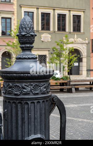 Der alte Hydrant auf der Straße. Artischocke in Design und Architektur Stockfoto