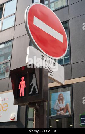 Kein Verkehrsschild & Verkehr, Ampelkreuzung in Paris, Frankreich, Stockfoto