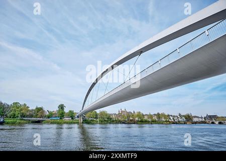 Maastricht, Niederlande - 13. April 2024: Hoge brug (hohe Brücke) gegenüber dem historischen Stadtzentrum von Maastricht über dem Fluss Maas Stockfoto