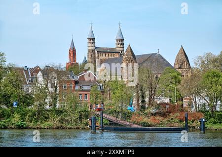 Maastricht, Niederlande - 13. April 2024: Basilika unserer Lieben Frau, mit Basilika des Heiligen Servatius und Kirche des Heiligen Johannes von der anderen Seite des Flusses Maas Stockfoto