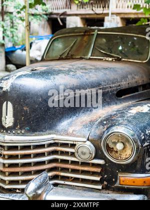Tiflis, Georgien - 28. Juli 2024: Altes Cadillac-Auto in Tiflis Stadt im Innenhof eines Stadthauses am Sommertag Stockfoto