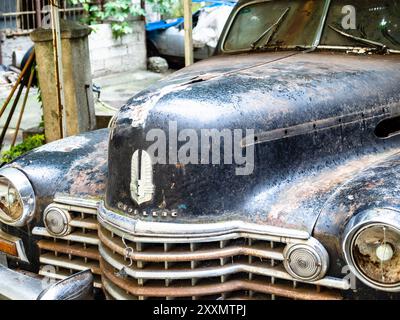 Tiflis, Georgien - 28. Juli 2024: Altes Cadillac-Auto im Zentrum von Tiflis im Innenhof eines Wohngebäudes am Sommertag Stockfoto