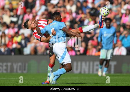 Taiwo Awoniyi aus Nottingham Forest kämpft um den Ball während des Premier League-Spiels zwischen Southampton und Nottingham Forest im St Mary's Stadium, Southampton am Samstag, den 24. August 2024. (Foto: Jon Hobley | MI News) Credit: MI News & Sport /Alamy Live News Stockfoto