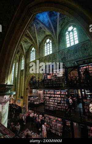 Maastricht, Niederlande - 13. April 2024: Innenansicht des berühmten Buchladens Dominicanen, ehemalige mittelalterliche Kirche Stockfoto